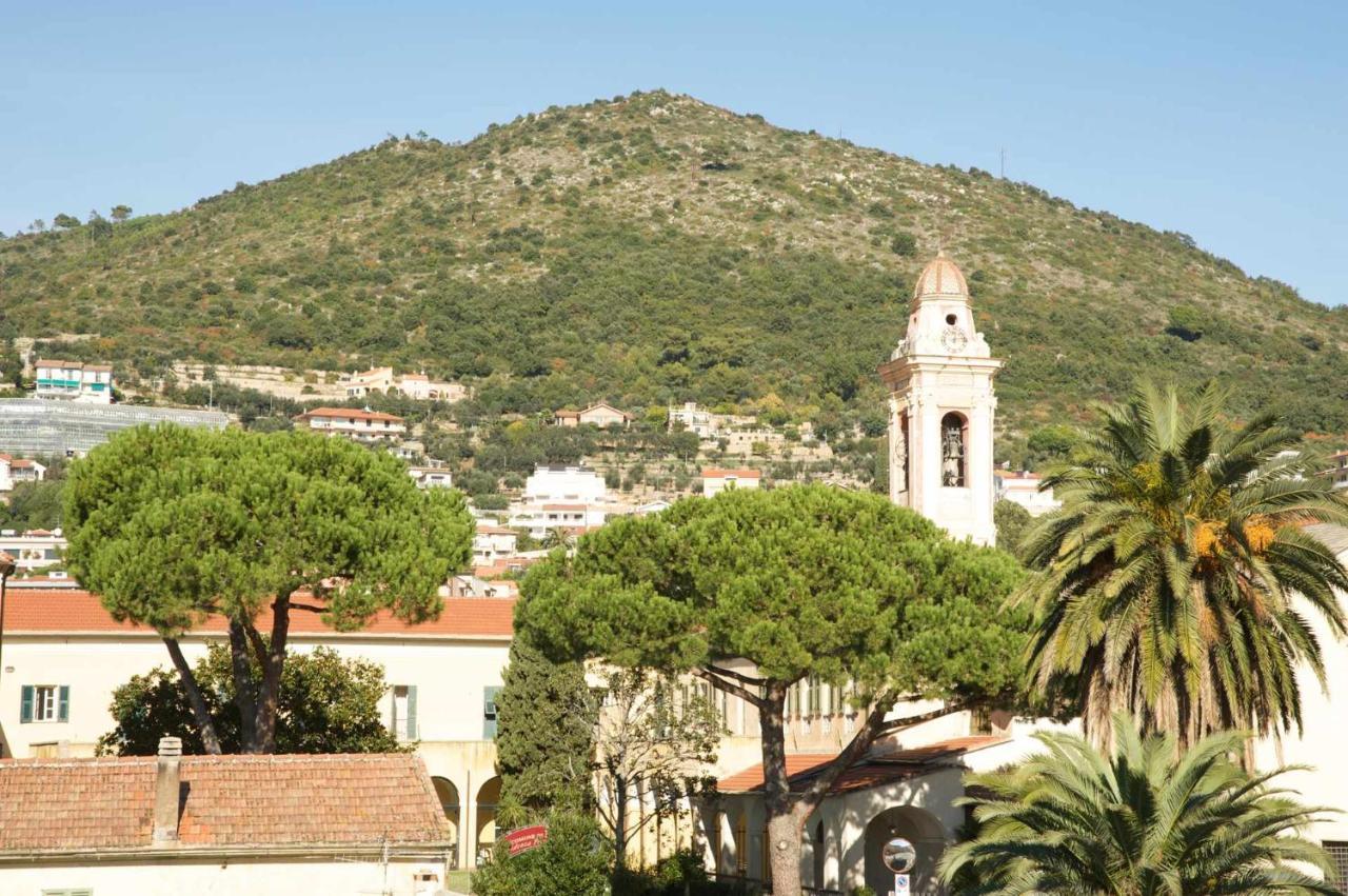 Cipriani 5 Rivieraholiday Pietra Ligure Buitenkant foto