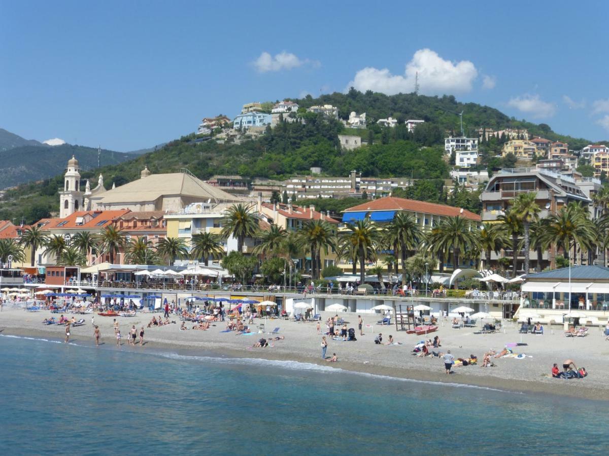 Cipriani 5 Rivieraholiday Pietra Ligure Buitenkant foto